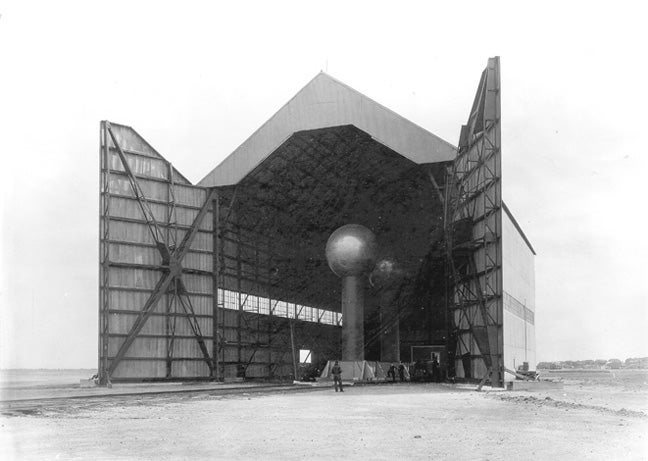 Van de Graaff generator in former dirigible hangar, Round Hill, 1933 (MIT Libraries)