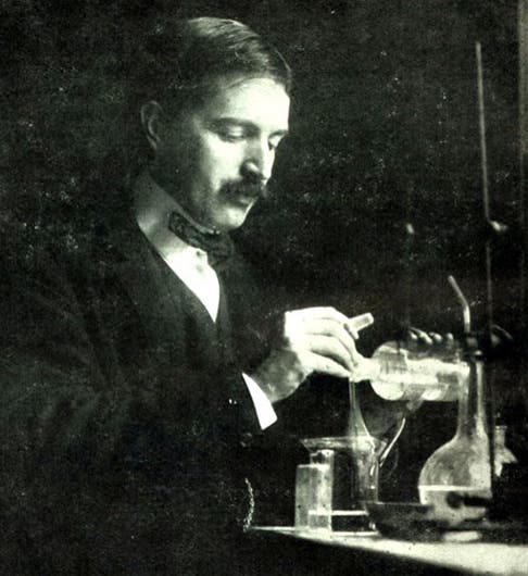 Portrait of a younger Theodore Richards in the lab at Harvard, photograph, 1905 (Wikimedia commons)