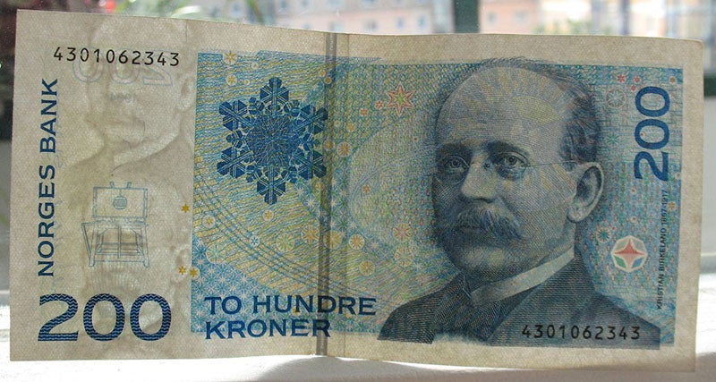 The 200 kroner Norway banknote under ultraviolet light, revealing that the watermark is a second Birkeland portrait (notescollector.eu)