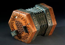 An original Wheatstone concertina, 24-key, sometime after 1829, Science Museum, London (collection.sciencemuseumgroup.org.uk)