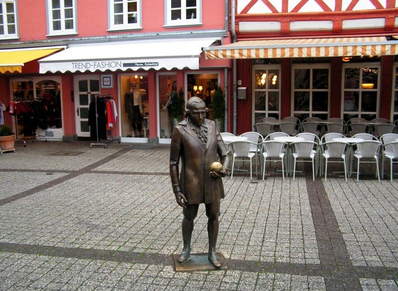 Georg Lichtenberg, bronze sculpture, in a Göttingen square (staedte-fotos.de)