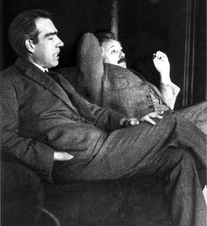 Niels Bohr and Albert Einstein in conversation, 1925 (Wikimedia commons)