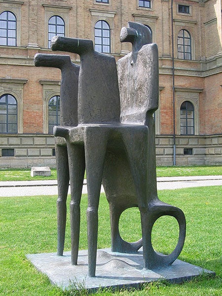Grosse Biga (two-horse chariot), sculpture in bronze, by Fritz Koenig, Außenanlage Alte Pinakothek, Munich, 2000 (Wikimedia commons)