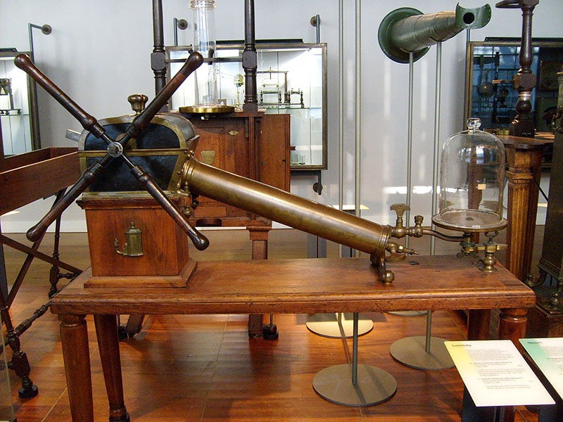 Air-pump made in 1698 by Johan Joosten van Musschenbroek for the University of Groningen, once in the Museum Boerhaave in Leiden, now back in Groningen, photograph taken in Leiden (Wikimedia commons)