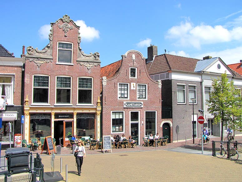 View of the outside of the Planetarium of Eise Eisinga, Franeker, Friesland (Wikimedia commons)