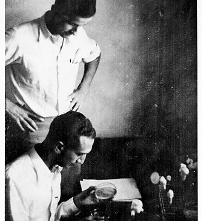 Salvador Luria (<i>seated)</i> and Max Delbrück at Cold Spring Harbor Laboratory, 1941 (National Library of Medicine)