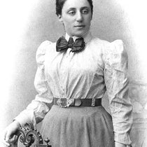 Portrait of Emmy Noether as a young woman, photograph, ca 1900 (Wikimedia commons)