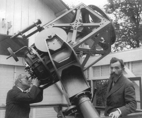 Henri Chrétien (right) and George Ritchey assembling an early prototype of a Ritchey-Chrétien reflecting telescope (catchersofthelight.com)
