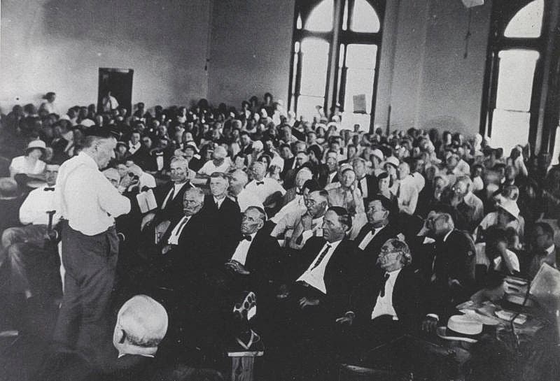 Clarence Darrow addressing the jurors, Scopes trial, July 1924, Dayton, Tennessee (famous-trials.com)