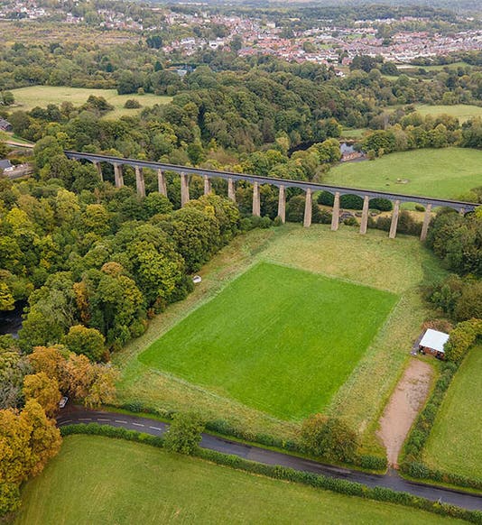Pontcysyllte Aqueduct crossing the River Dee, aerial view from southeast, built by Thomas Telford, completed 1805 (Wikimedia commons)