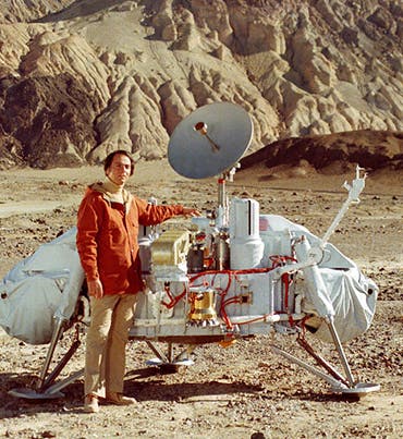 Carl Sagan with a model of the Viking lander in Death Valley (NASA)