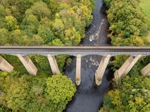 An aerial view of Pontcysyllte Aqueduct, with the River Dee beneath, traversed by the Ellesmere (now Llangollen) Canal, modern photo (Wikimedia commons)