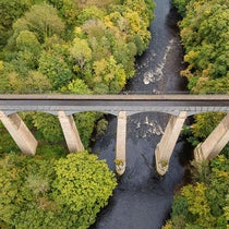 An aerial view of Pontcysyllte Aqueduct, with the River Dee beneath, traversed by the Ellesmere (now Llangollen) Canal, modern photo (Wikimedia commons)