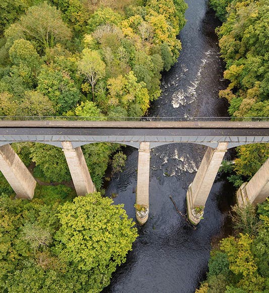 An aerial view of Pontcysyllte Aqueduct, with the River Dee beneath, traversed by the Ellesmere (now Llangollen) Canal, modern photo (Wikimedia commons)