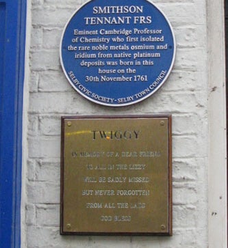 Blue plaque honoring Smithson Tennant, Selby, North Yorkshire (openplaques.org)