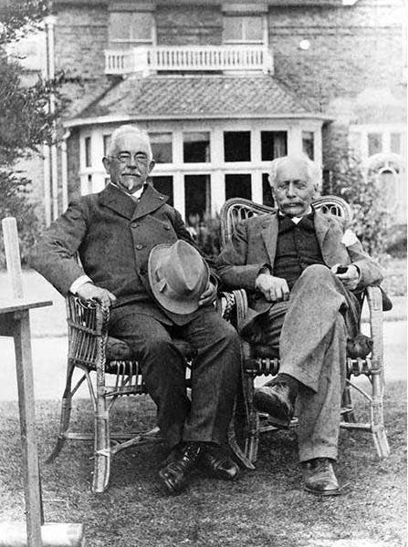 Willem Johannsen (left) and William Bateson (right) in the garden of Bateson’s home in Surrey, photograph, 1923, California Institute of 
Technology) 
