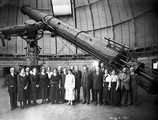The 40-inch Yerkes refractor, inside the dome of Yerkes Observatory, photograph of staff posing with visitor, Albert Einstein, 1921, University of Chicago Library Archives (photoarchive.lib.uchicago.edu)