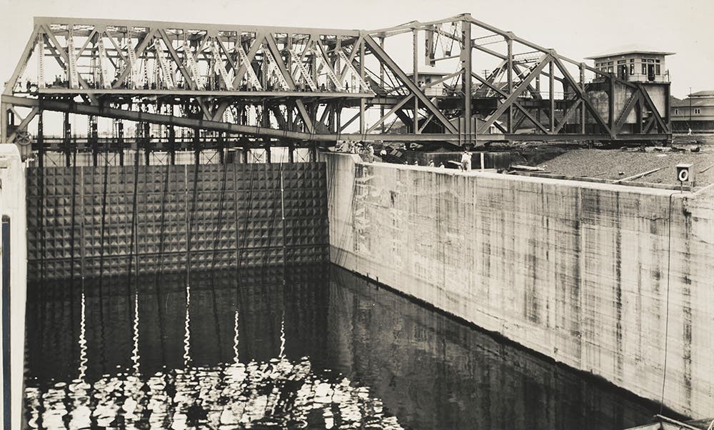 Gatun upper locks with emergency dam in closed position, May 20, 1913.
View in Digital Collection »