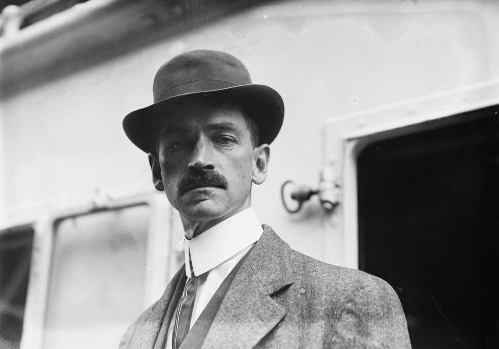 Photograph of Glenn Curtiss ca. 1909 courtesy of the Library of Congress.

