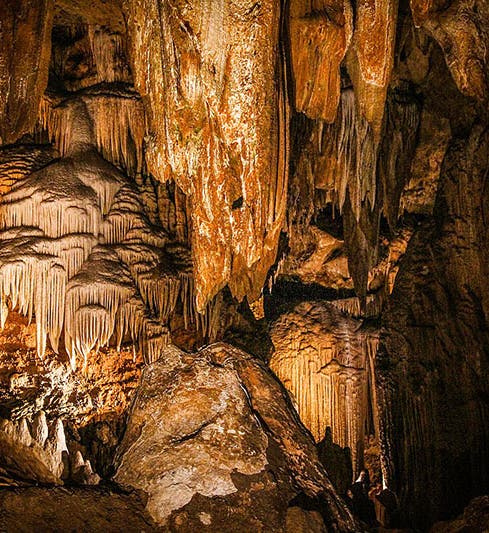 Titania’s Veil, a stalactite formation in Luray Caverns, Virginia (Wikimedia commons)