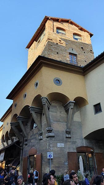 The Vasari corridor skirting the Torre dei Mannelli (Wikimedia commons)