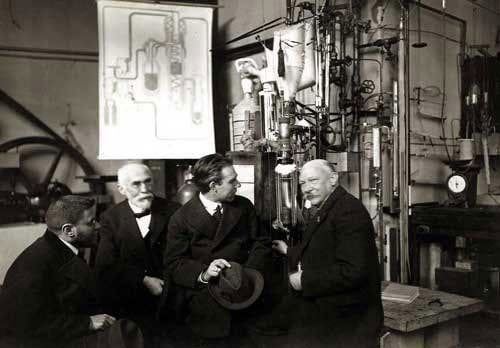 Paul Ehrenfest (left to right), Hendrik Antoon Lorentz, Niels Bohr, and Heike Kamerlingh Onnes, photograph in the latter’s low-temperature lab in Leiden, 1919 (www.nobelprize.org)