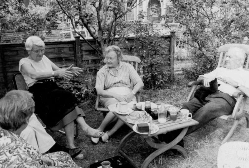 Margaret Burbidge (center) with Vera Rubin (left) and Dennis Sciama, photograph, 1990 (aip.org)