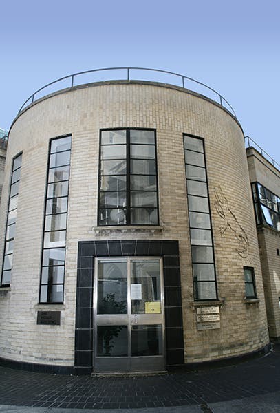 More distant view of “The Crocodile,” and the entrance to the Mond Laboratory, Cambridge University (phyi.cam.ac.uk)
