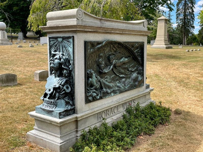 Monument for Horace Wells, designed by Louis Potter and Montague Flagg (1909), Cedar Hill Cemetery, Hartford, CT. The monument is flanked by a pair of female heads. The one on the right has her eyes closed and is positioned over a bouquet of poppies and the motto “I Sleep to Awaken.” The one on the left has her eyes open and replaces the poppies with morning glories. Her motto reads “I Awaken to Glory.” (Photographs by author)