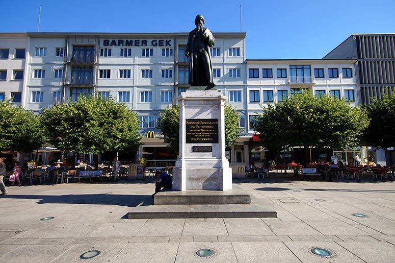 Statue of Johannes Gutenberg, bronze sculpture by Bertel Thorvaldsen, 1837, Mainz (mainz-tourismus.com)