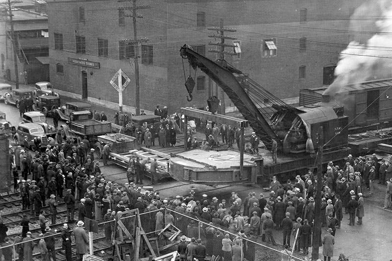 Palomar 200-inch disc being hoisted for loading onto its flatcar at Corning for the trip to southern California, photograph, 1936, Caltech archives (archives-dc.library.caltech.edu)