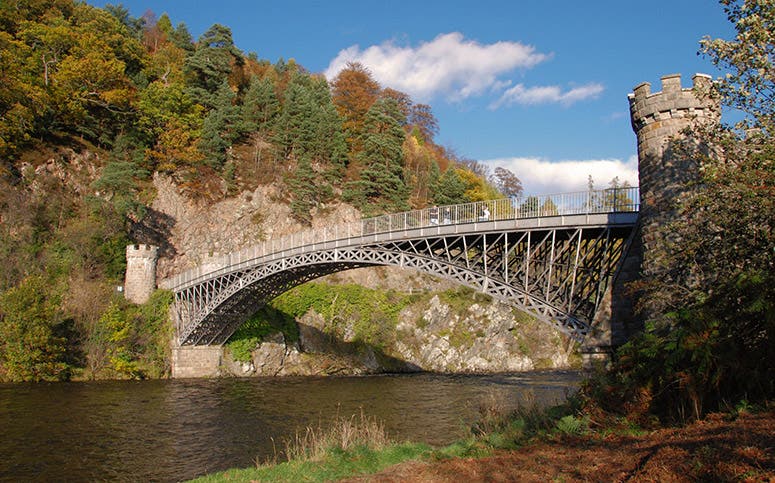 Craigellachie Bridge over the River Spey in Scotland, built of cast iron by William Hazledine, designed by Thomas Telford, 1812-14; modern phot (Wikimedia commons)