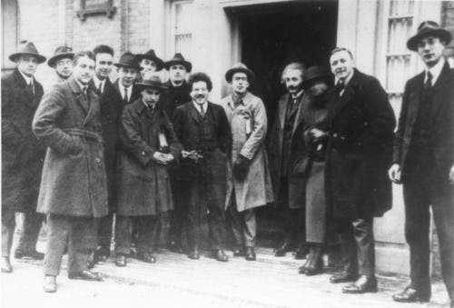 Samuel Goudsmit (front left), his teacher Paul Ehrenfest (front, third from left), and Albert Einstein in Leiden, photograph, before 1927, Emilio Segrè Visual Archives, AIP (repository.aip.org)