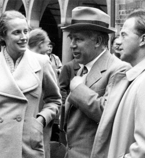 Werner and Elisabeth Heisenberg, flanking Niels Bohr, photograph, 1937, Emilio Segré Visual Archives, AIP (repository.aip.org)