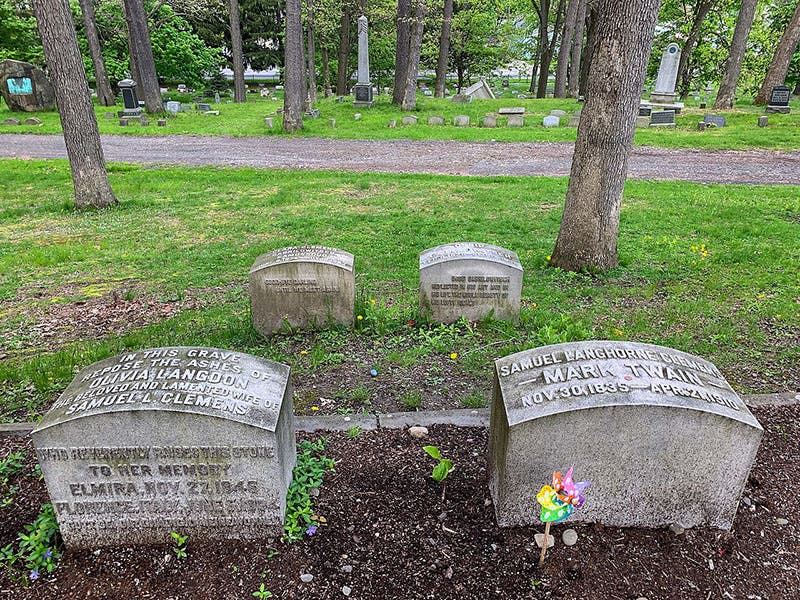 Headstones for Mark Twain (right) and his wife Olivia (left), Woodlawn Cemetery, Elmira, N.Y. (Wikimedia commons)