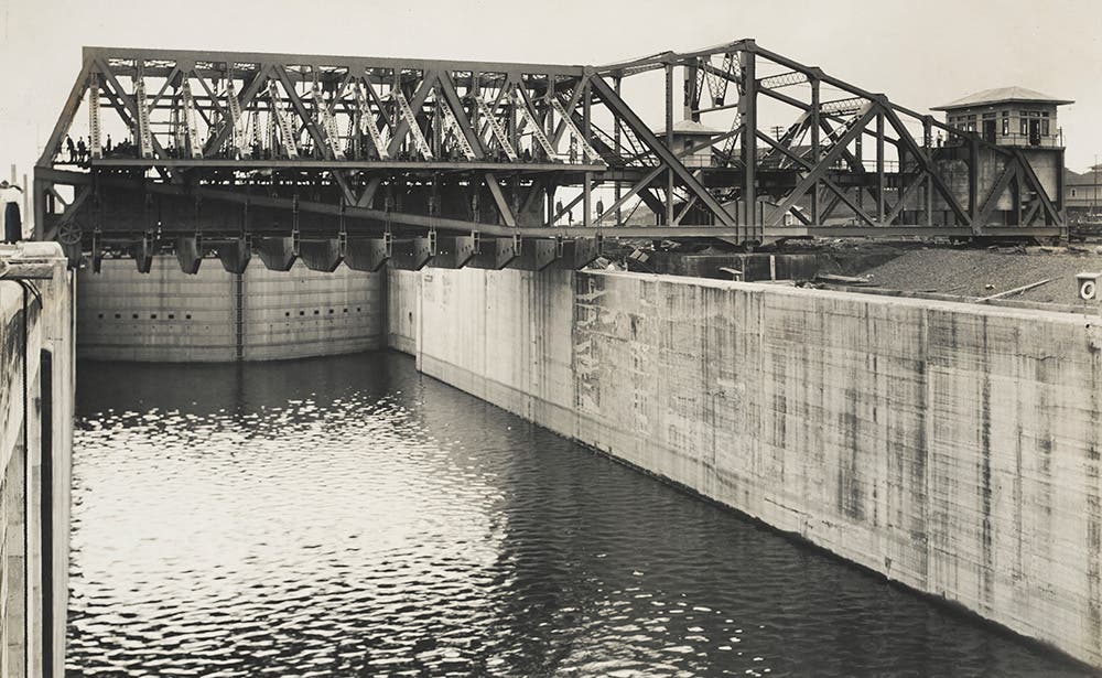 Testing of emergency dam at Gatun Upper Lock.
Water from Gatun Lake is essential to the functioning of the locks. Engineers installed emergency dams at the three lock sites as a precaution against damage to the gates that would allow fresh water to drain from the Lake. The emergency dams were steel truss, cantilever bridges that rested on lock side walls parallel to the channel. 
