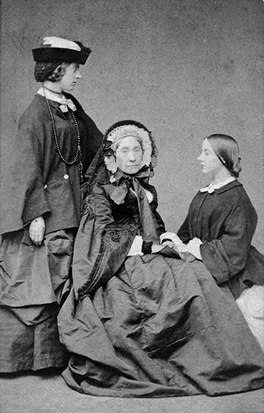 Alexine (left) and Henriette (center) Tinné (Wikipedia)