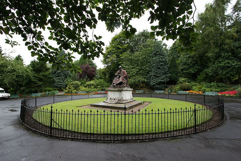 Memorial to William Thomson, Lord Kelvin, at the University of Glasgow (Wikimedia commons)