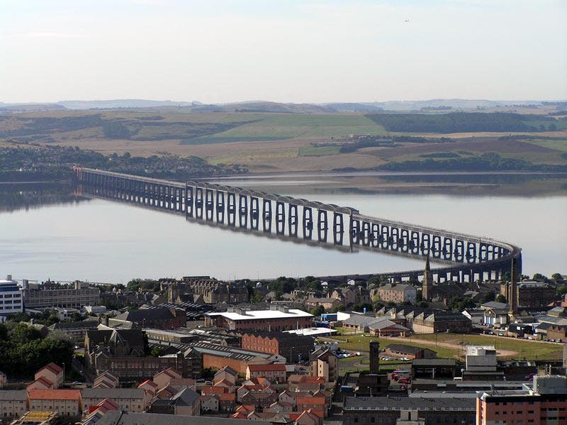 The Second Tay Bridge, constructed by William Arrol & Co., view from Dundee looking south, opened in 1887, and still in use (Wikimedia commons)