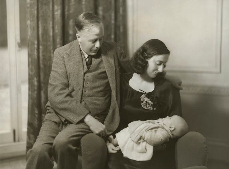 James and Susi Jeans with their son Michael, photograph, 1936 (National Portrait Gallery, London)