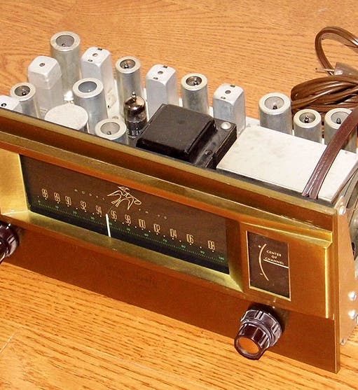 Fisher tuner of 1958 with 10 vacuum tubes, sold at auction, 2017 (Wikimedia commons)