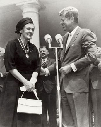 Frances Oldham Kelsey, receiving the President's Distinguished Federal Civilian Service Award from President John F. Kennedy at he White House, Aug. 7, 1962 (Wikimedia commons)