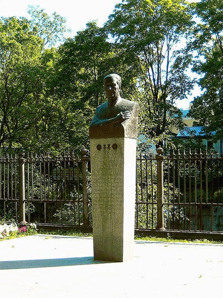Statue of Pyotr Kapitsa, Saint Petersburg (Wikimedia commons)
