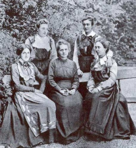 Group photograph of Marie Curie and her students at Sèvres, ca 1903; Eugénie Feytis is seated at the right (mujeresconciencia.com)