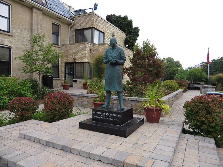Statue of Frederick Banting in front of the Banting House, a National Historic Site in London, Ontario (Wikimedia commons)