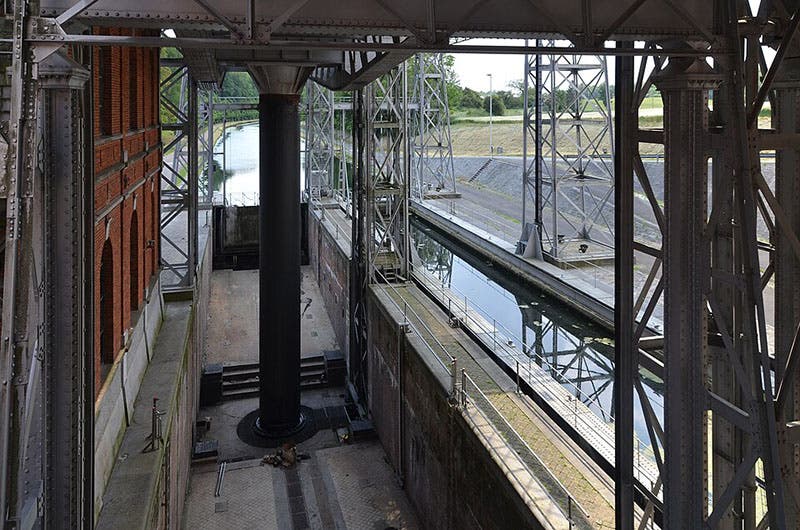 A hydraulic ram for raising one of the caissons, Lift no. 1, Canal du Centre, Wallonia, Belgium, modem photo (Wikimedia commons)
