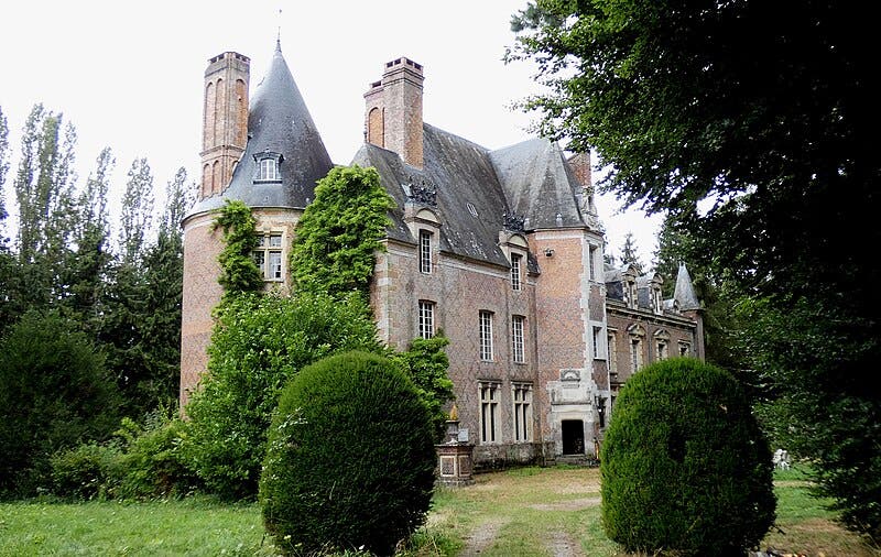 Chateau du Fontenil, Orne, Normandy, at the bottom of the strewnfield for the l’Aigle meteorite fall, visited by Jean-Baptiste Biot in May, 1803 (Wikimedia commons)