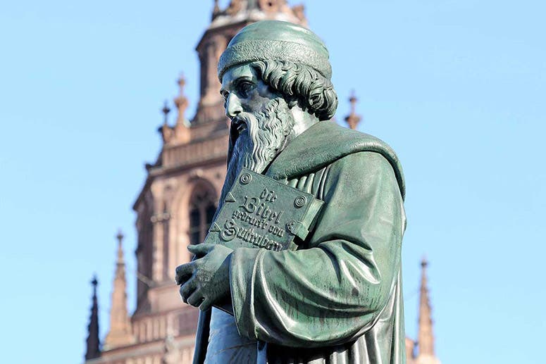 Detail of the statue of Johannes Gutenberg, bronze sculpture by Bertel Thorvaldsen, 1837, Mainz (mainz-tourismus.com)