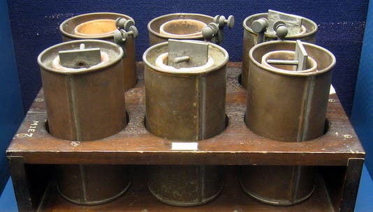 A bank of 6 Daniell cells, with an output of 6 volts (National Museum of American History)