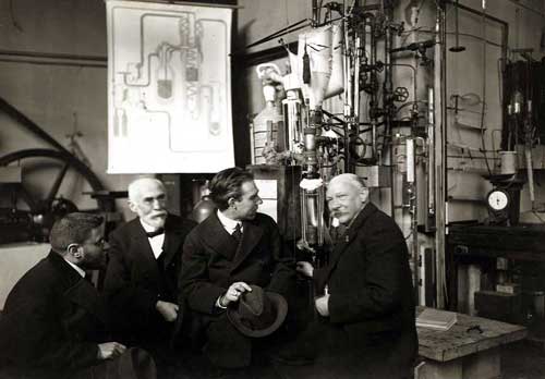 Paul Ehrenfest, Hendrik Lorentz, Niels Bohr, and Heike Kamerlingh Onnes in Leiden lab, 1919 (Wikimedia Commons)